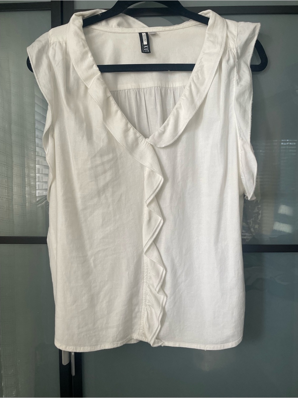 Make An Offer✌️ Kut from the Kloth Cream Ruffle-Front Sleeveless Blouse
